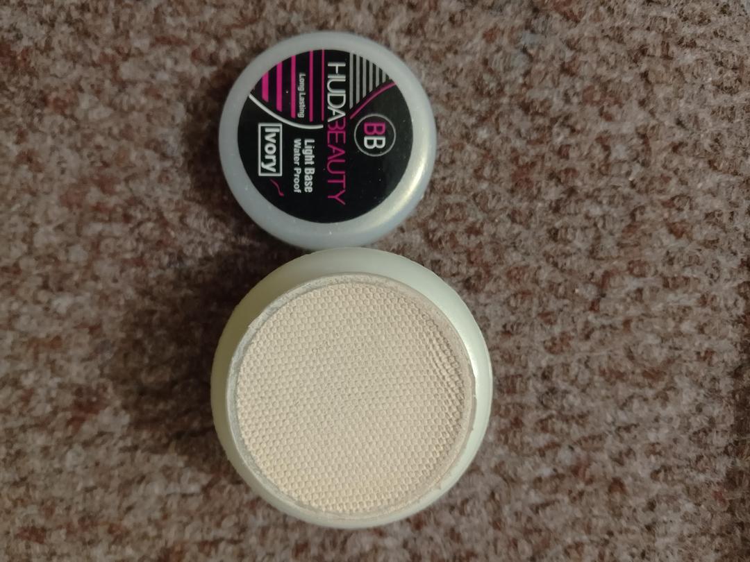 Huda Beauty Light Base Ivory Matte Poreless Foundation