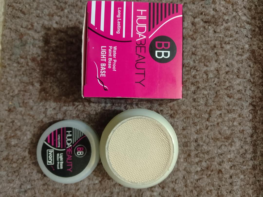 Huda Beauty Light Base Ivory Matte Poreless Foundation