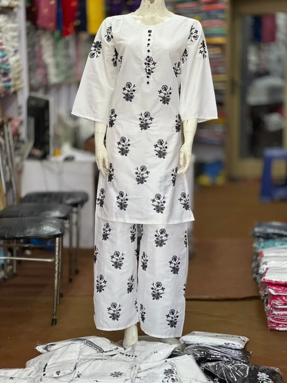 3 Pcs Women's Stitched Cotton Lawn Embroidered Suit